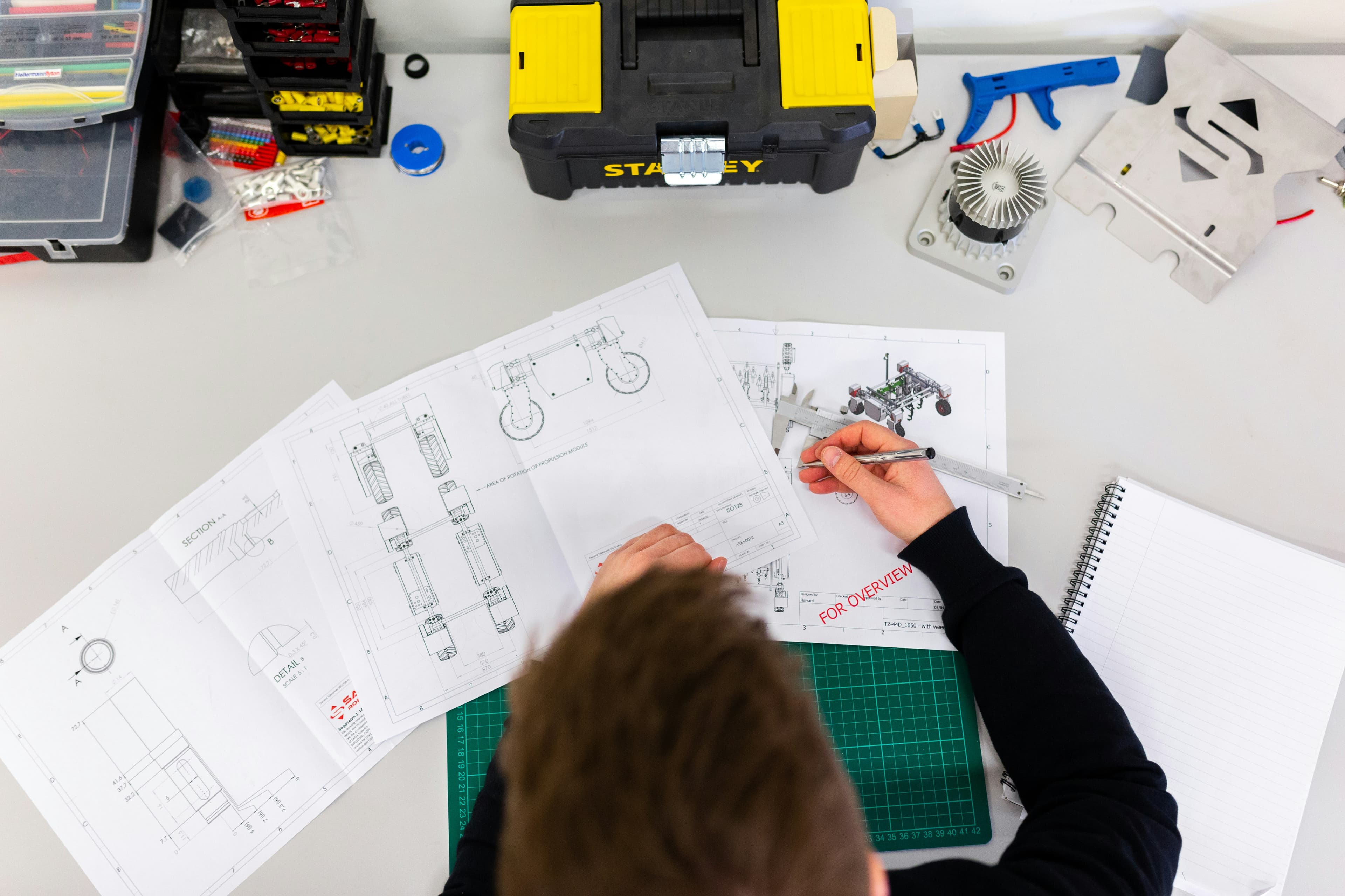 Bureau d'études Agence 3E Audit — vue d'un ingénieur travaillant sur des plans techniques