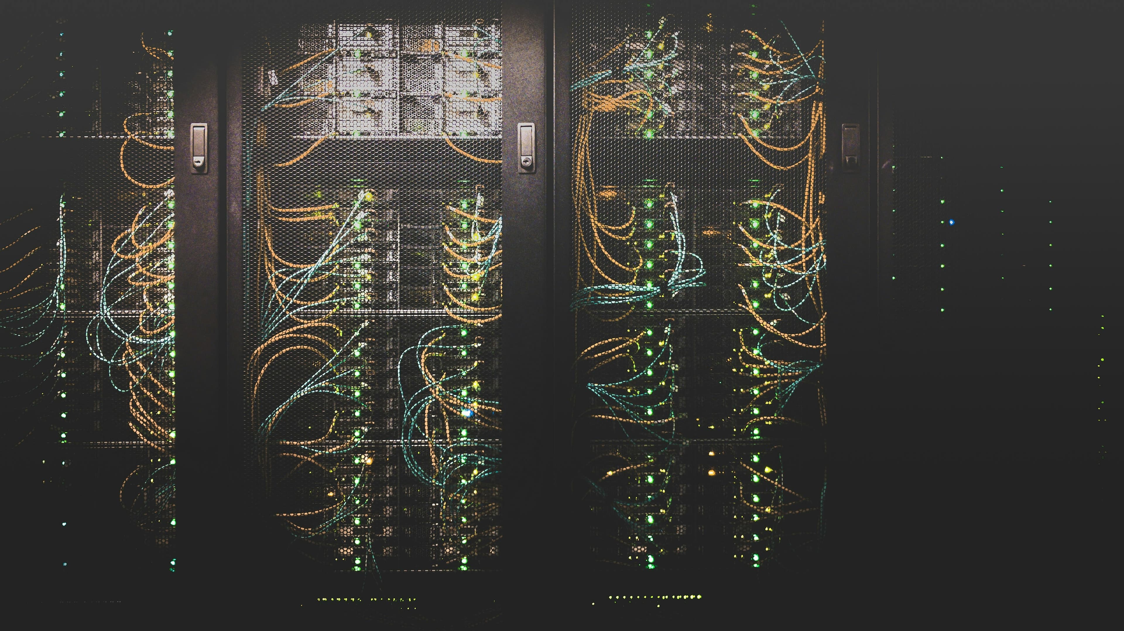 Datacenter on-premise IDF — confinement allées + free-cooling.